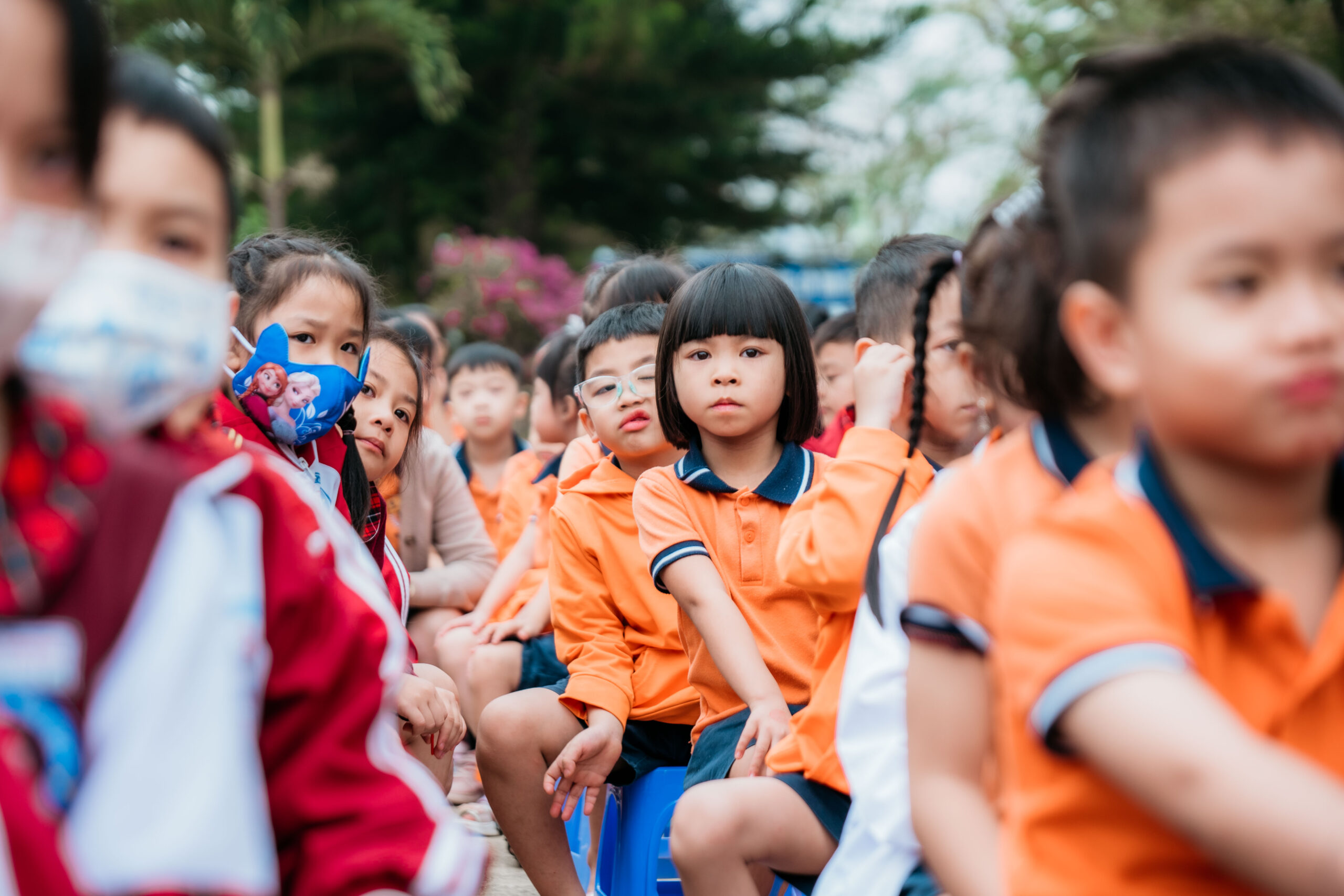 Các bé Ái Nhi tham dự tiết Chào cờ tại Trường Tiểu học Lý Tự Trọng 